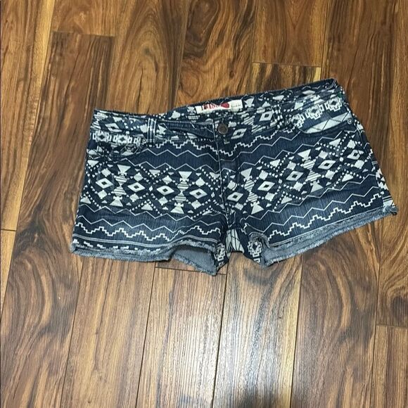 Aztec Patterned Black and White Women Shorts - Picture 1 of 4